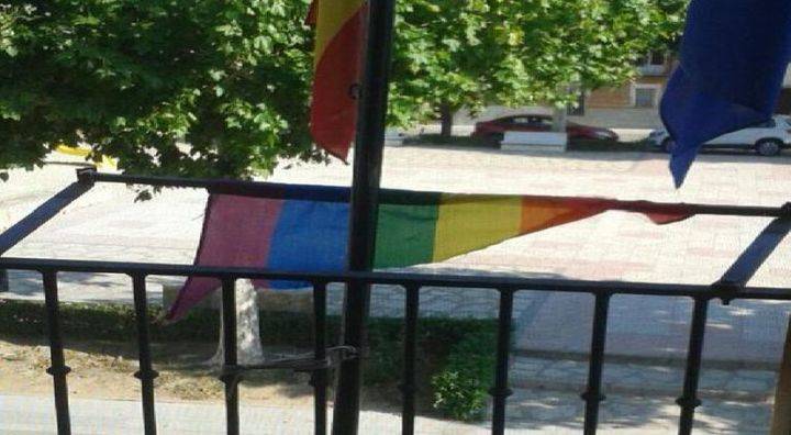 Arrancan por segundo año consecutivo la bandera arcoíris colocada en el Ayuntamiento de Torrejón del Rey