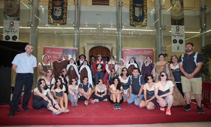 Fin de etapa en Pastrana con visita turística y actuación de la Asociación Damas y Caballeros