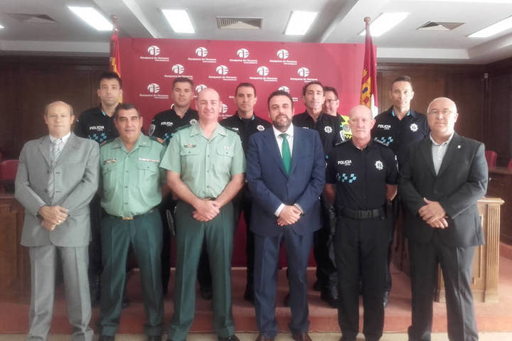 La Guardia Civil reconoce el trabajo de seis policías locales azudenses