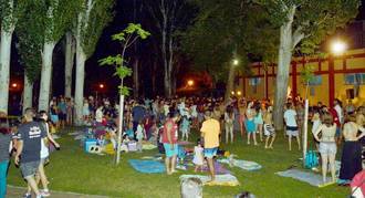 Los 'Viernes a la Luna' reúnen a 1.200 personas con la charanga 'El Conejo de la Loles' en Azuqueca