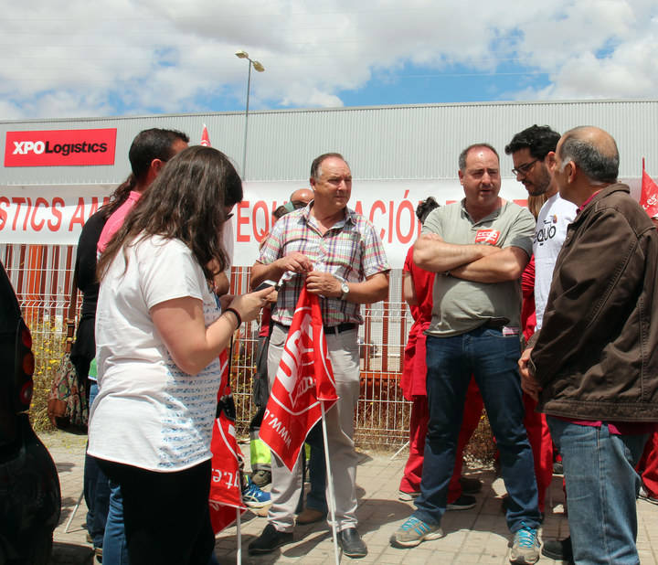 Ariel Jerez con los trabajadores de XPO Logistics