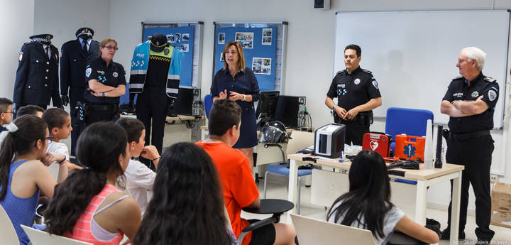 700 niños se acercan a la figura del Policía Local de la capital durante lunes y martes