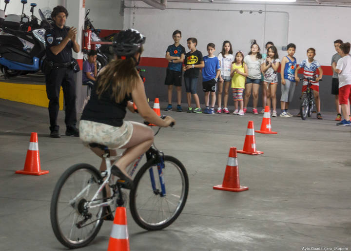 700 niños se acercan a la figura del Policía Local de la capital durante lunes y martes