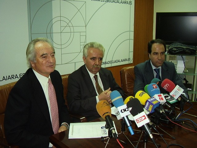 Jesús Barcenas (en el centro) con el presidente de la Ceoe Cepyme de Guadalajara(izqda)