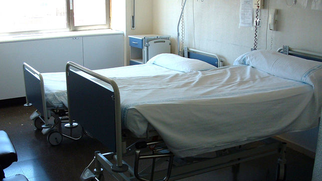 El PP asegura que las 500 camas que Page va a suprimir este verano equivalen al cierre de 5 hospitales medianos