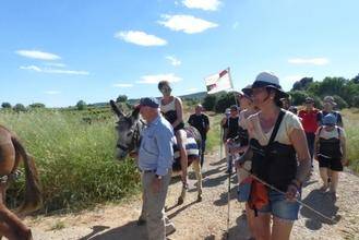 Los viajeros llegan a Sacedón a lomos de un burro emulando a Cela en su viaje a la Alcarria