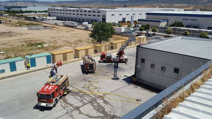 Desalojados 150 trabajadores tras incendiarse la nave industrial de Carrefour de Azuqueca