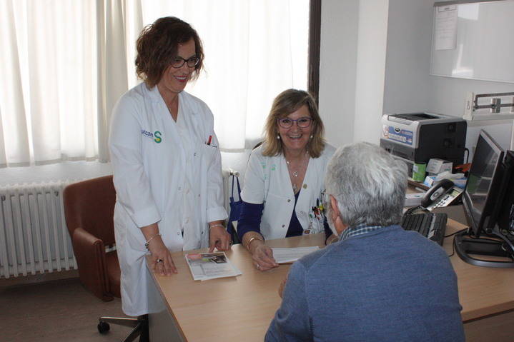Enfermeras forman cada día a pacientes con esclerosis múltiple para mejorar el conocimiento de su patología
