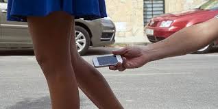 Acusado de revelación de secretos por fotografiar a sus clientas... por debajo de la falda