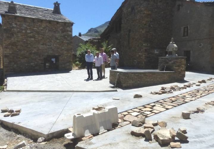 La Diputación mejora el firme y la señalización de la carretera de Valverde de los Arroyos