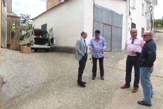 Latre se interesa por las obras de eficiencia energética que lleva a cabo la Diputación en Jirueque