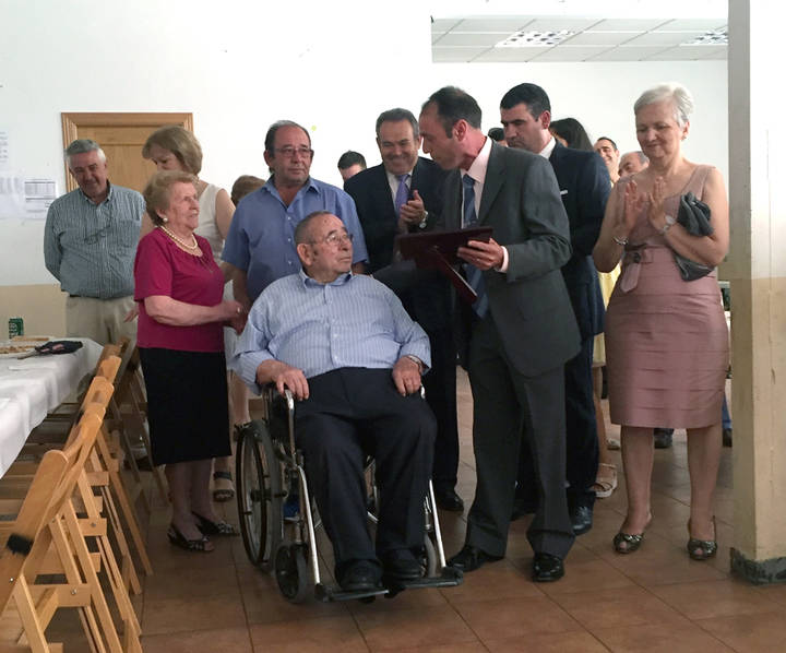Antonio Burgos Cámara, recibiendo el homenaje de la Hermandad de San Juan de Yebra.