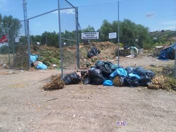 El PP de Galápagos denuncia que los puntos de recogida de residuos “se han convertido en estercoleros”