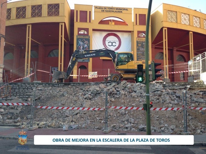 Así se están renovando las desgastadas escaleras de la Plaza de Toros de Guadalajara
