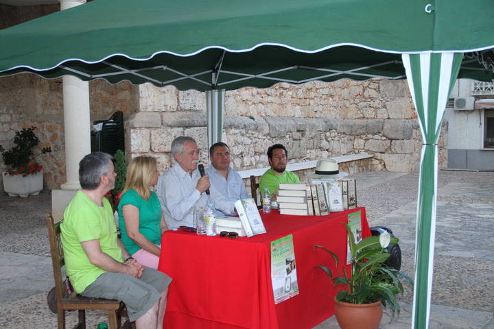 Fuentenovilla convive en torno a la cultura en el IV Mercadillo del Libro de Segunda Mano