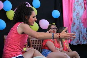 La compañía Ultimomento representó '¿Para qué están las amigas?' en la Plaza de Fuentenovilla