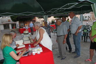 Fuentenovilla convive en torno a la cultura en el IV Mercadillo del Libro de Segunda Mano