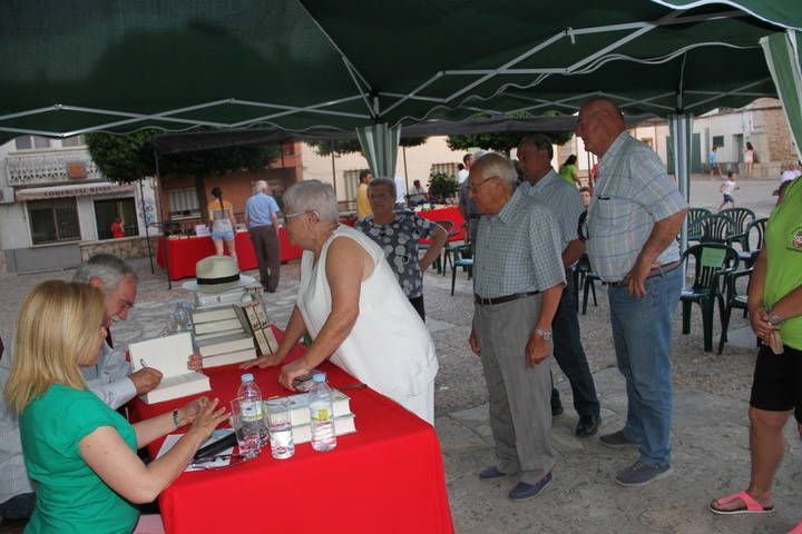 Fuentenovilla convive en torno a la cultura en el IV Mercadillo del Libro de Segunda Mano