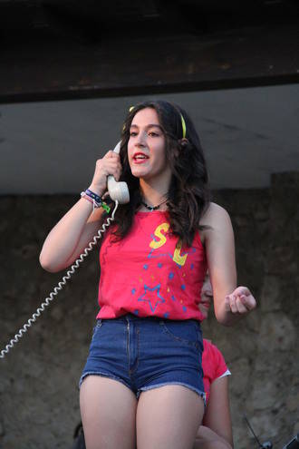 La compañía Ultimomento representó '¿Para qué están las amigas?' en la Plaza de Fuentenovilla