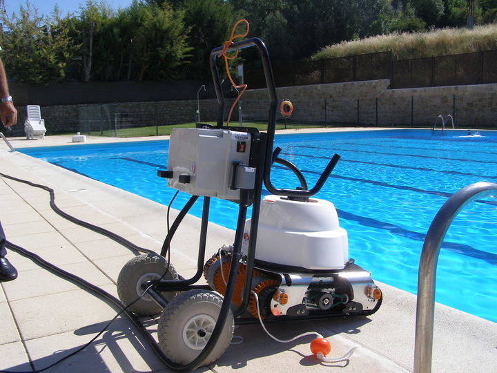 La piscina de Brihuega estrena depuradora y limpia fondos