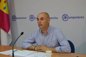 El PP denuncia que Page “recorta en 214 docentes la plantilla para el próximo curso escolar”