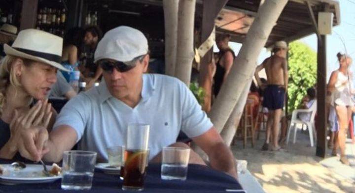 El de la gorra y las gafas negras es...Pedro Sánchez, de incógnito en un chiringuito de Mojácar