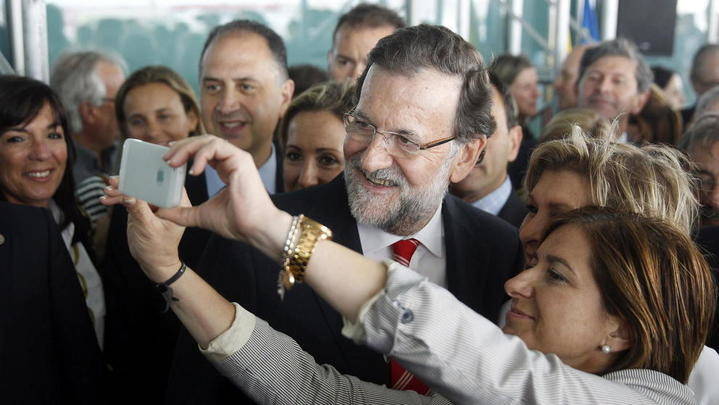 Rajoy vota entre gritos de 