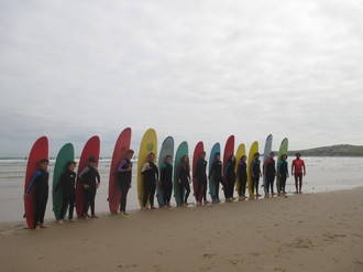 J&#243;venes azudenses disfrutan de unas jornadas de surf