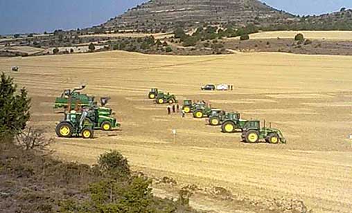 Ajedrez con tractores, la ocurrencia que homenajea a los agricultores de Hinojosa