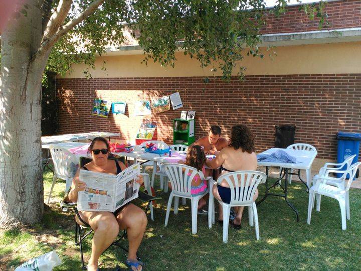La biblioteca de Alovera llega a las piscinas municipales durante el verano