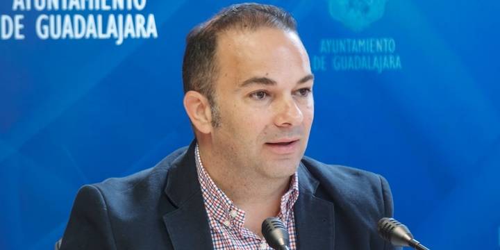 Carnicero acusa al alcalde de Marchamalo de mercadear con el servicio de transporte urbano