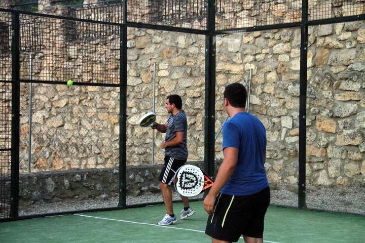 Pareja se prepara para vivir su FINDE JOVEN