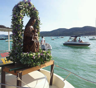 Pareja se prepara para vivir su FINDE JOVEN