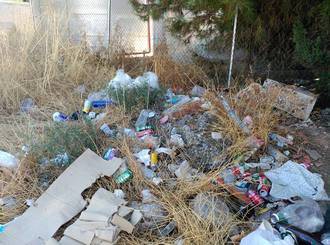 IU Azuqueca afirma que la falta de limpieza y mantenimiento es la principal queja de sus vecinos