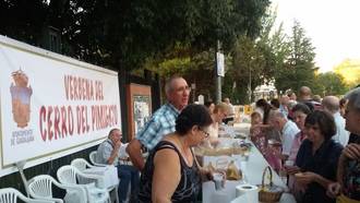 La tradicional verbena popular del Cerro del Pimiento congregó el sábado a numeroso público