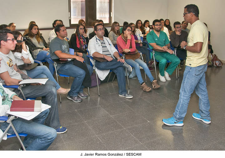 Alrededor de 40 médicos y enfermeros residentes se forman para mejorar su comunicación a la hora de exponer sesiones clínicas