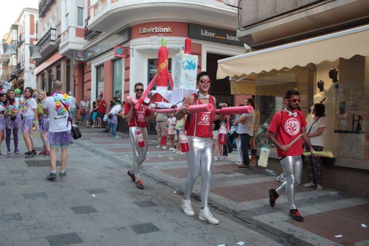 Una intoxicación etílica y un dedo roto, corto balance negativo del Desfile de Peñas de la capital