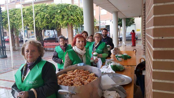 Las Mujeres de Cabanillas colaboran con la AECC en el Día contra el Cáncer de Mama