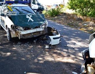 Así quedó un coche de la Guardia Civil tras ser embestido durante una persecución en Ciudad Real