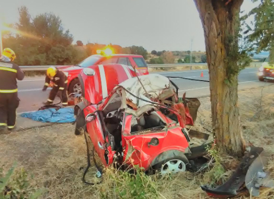 Fallece un conductor tras chocar su coche con un árbol en Yunquera