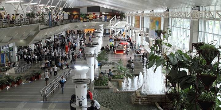 La policía repasa la lista de pasajeros de Barajas para identificar a los sicarios de la matanza de Pioz