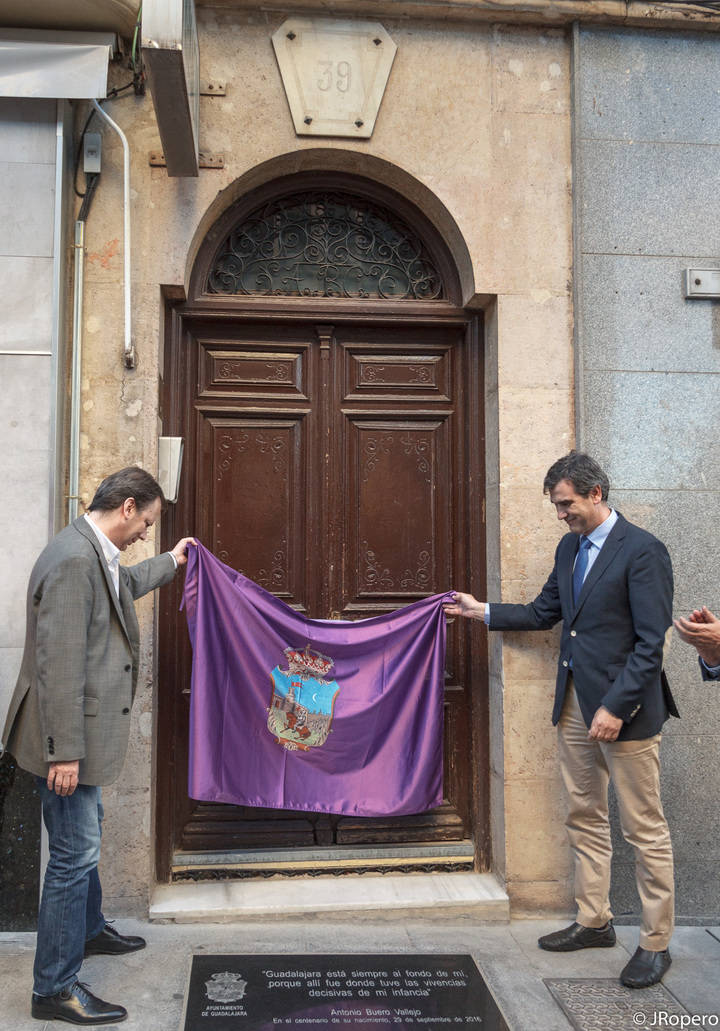 Una placa recuerda para siempre que Buero nació en Guadalajara