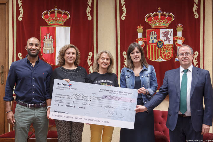 ACCEM y Manos Unidas reciben lo recaudado en el Festival de Jotas y el teatro infantil en Ferias