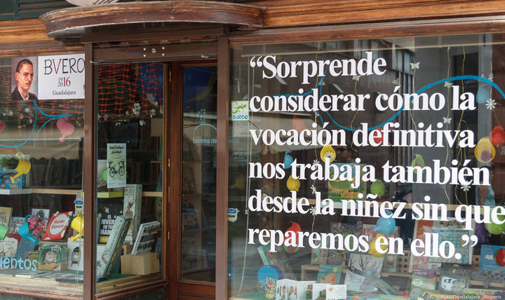 La instalación en escaparates comerciales de vinilos con frases alusivas de Buero Vallejo está teniendo gran impacto