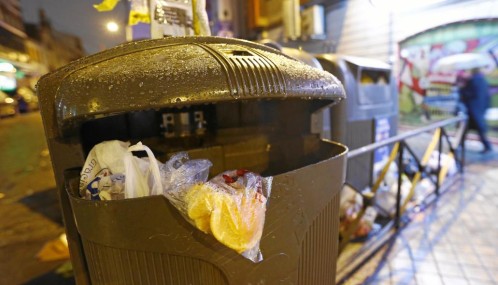 Carmena recibe cada día 318 quejas sobre la suciedad de las calles de Madrid