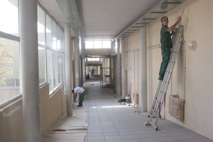 Recta final a multitud de obras de mejora realizadas en colegios y centros municipales este verano en Cabanillas