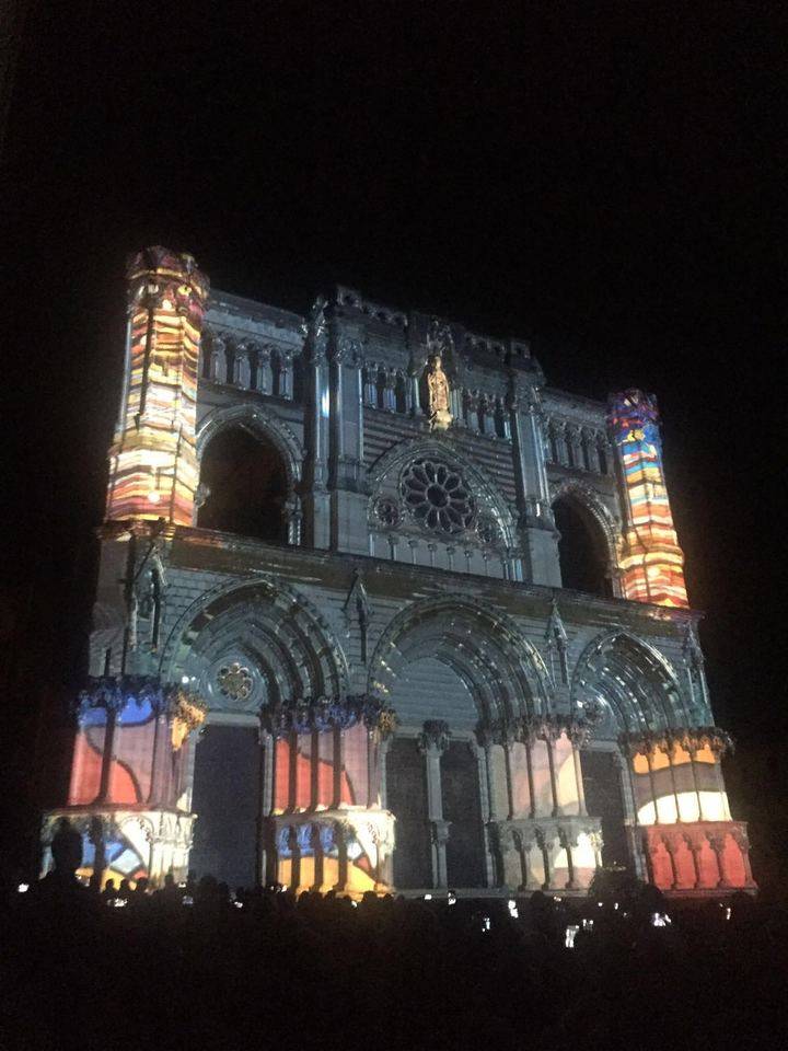 Decenas de miles de personas disfrutan del asombroso espectáculo de luz y sonido con la Catedral de Cuenca como lienzo