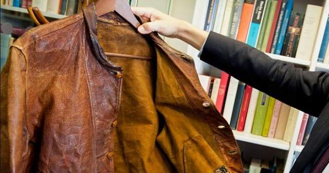 Pagan más de 140.000 euros por una cazadora de cuero de Albert Einstein