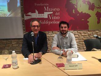 Cervantes fue un poeta singular y tardío; su lenguaje tan novedoso está apoyado en la poesía