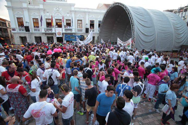 Ya se están distribuyendo las pulseras con el lema “La Fiesta no es excusa” por Guadalajara